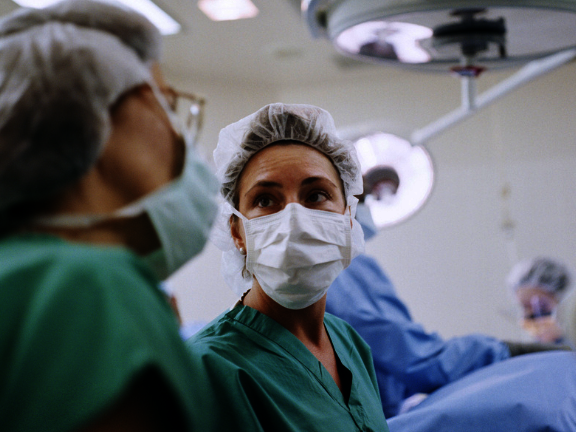 Zwei Chirurginnen im OP sprechen miteinander