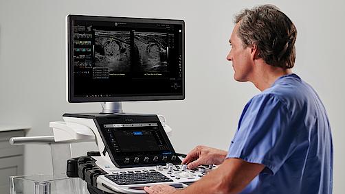 Ein Arzt arbeitet an seinem Ultraschallgerät
