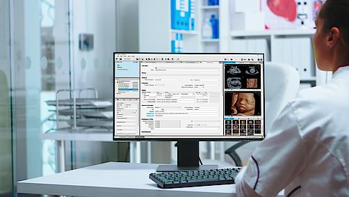 Ein Arzt arbeitet führt seine Befunddokumentation am PC mit ViewPoint 6 durch