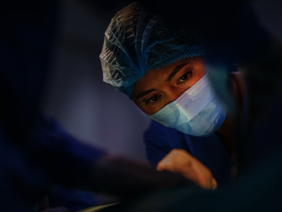 Nahaufnahme des Gesichts einer Chirurgin während einer Operation