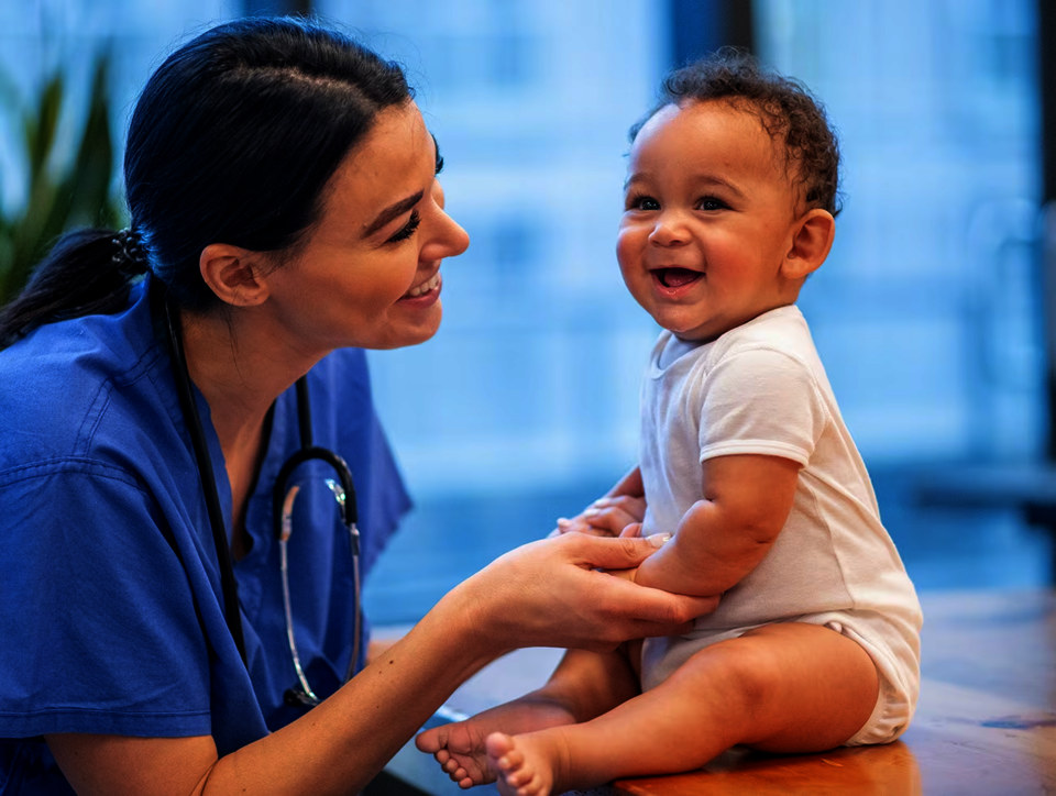 Eine Ärztin interagiert mit einem Baby
