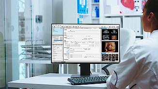 Ein Arzt arbeitet führt seine Befunddokumentation am PC mit ViewPoint 6 durch