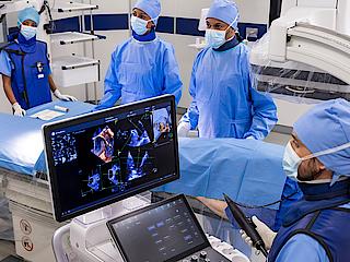 salle interventionnelle avec système d'échographie