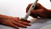 Eine Hand, die einen Ultraschallkopf hält, führt eine Untersuchung an einem Knöchelgelenk durch.