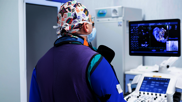 Ein Arzt blickt auf den Monitor seines Vivid E95 Ultraschallgeräts