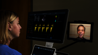 Eine Ärztin nutzt den Expert Live Support direkt über ihr Ultraschallgerät