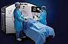 Das Bild zeigt zwei Ärzte, die bei einem Patienten eine interventionelle Ultraschalluntersuchung durchführen.
