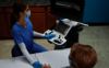 Das Bild zeigt einen Arzt, der bei einem Patienten einebei einer Rheumatoid-Ultraschalluntersuchung durchführt.