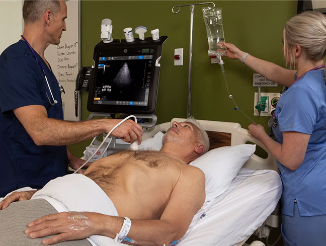 Échographie pulmonaire sur un patient