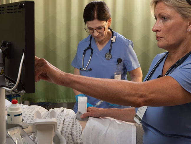 Infirmière analysant une image échographique