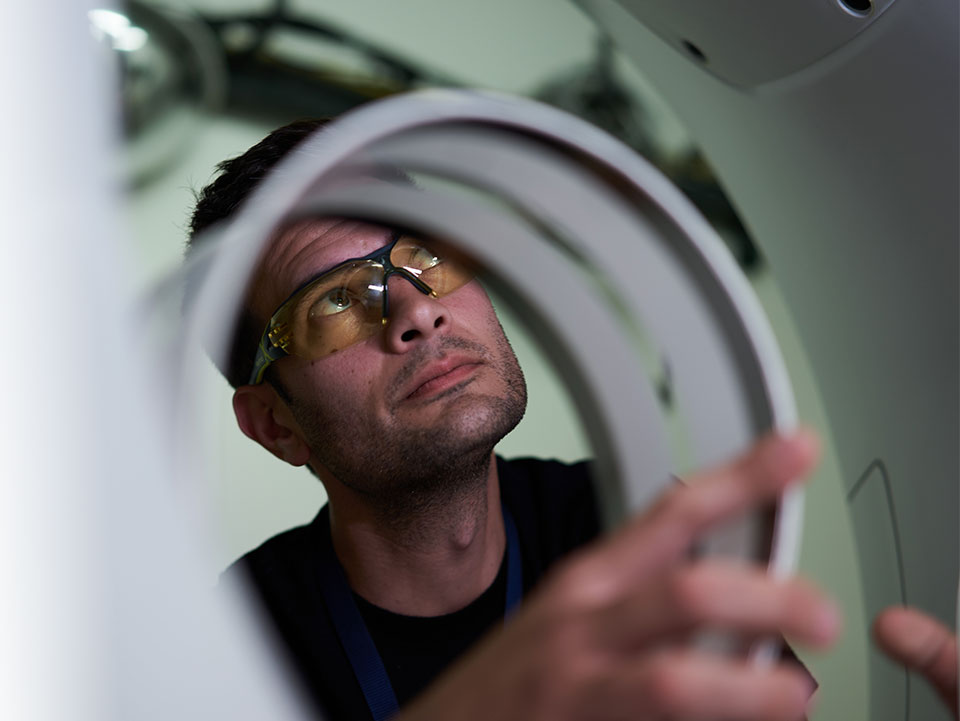 Homme qui travaille sur système d'échographie