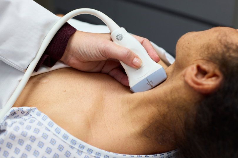 A doctor performing an ultrasound on cardiac aorte