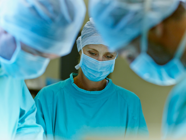 Eine Gruppe Chirurgen bei der Operation